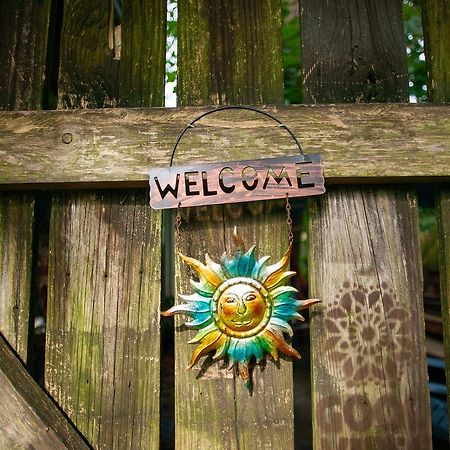 Tallahassee Sun & Moon Luaran gambar