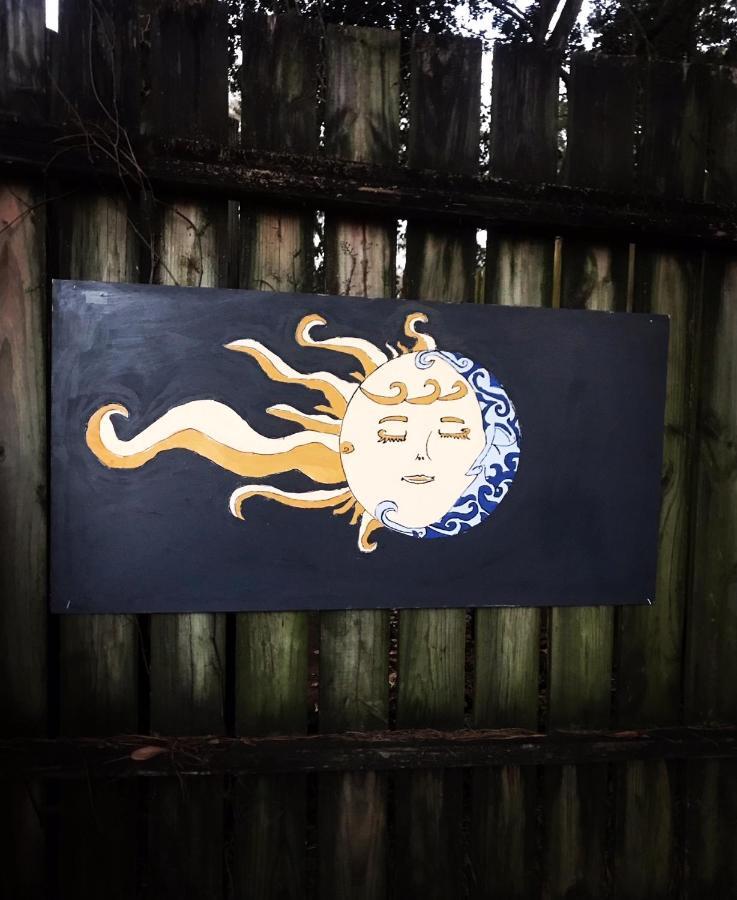 Tallahassee Sun & Moon Bilik gambar